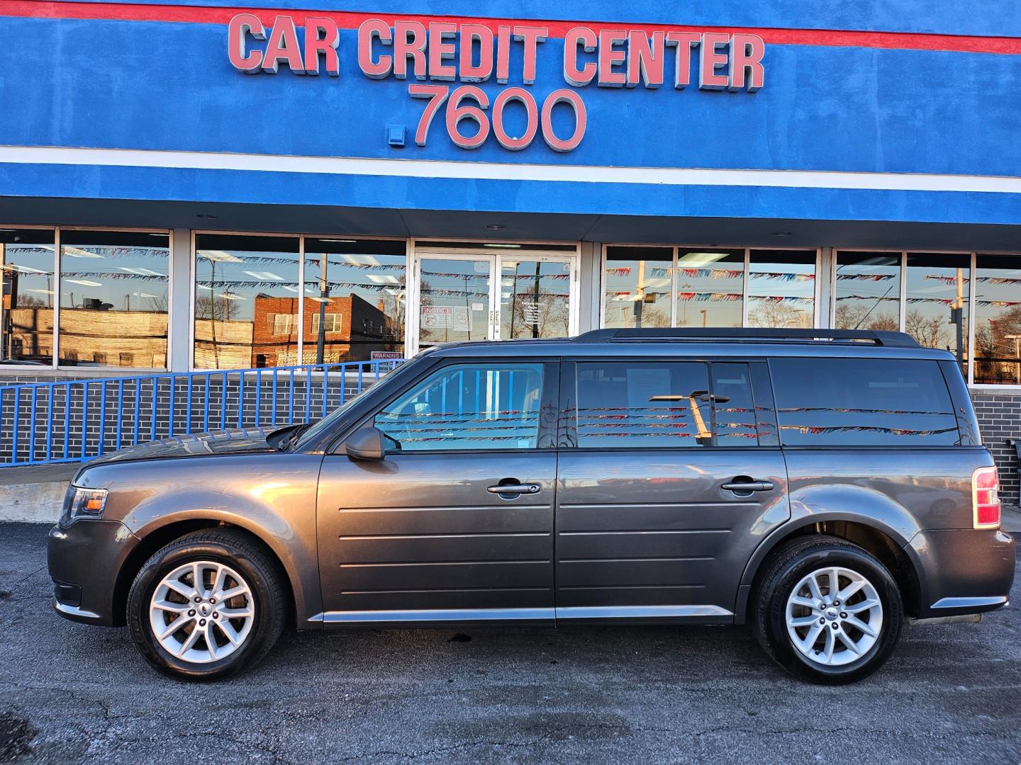 2017 GRAY Ford Flex SE FWD (2FMGK5B88HB) with an 3.5L V6 DOHC 24V engine, 6A transmission, located at 7600 S Western Ave., Chicago, IL, 60620, (773) 918-3980, 0.000000, 0.000000 - Photo#0